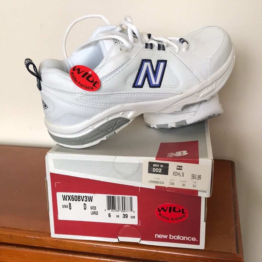 NWT New Balance Women’s size 8 wide sneakers